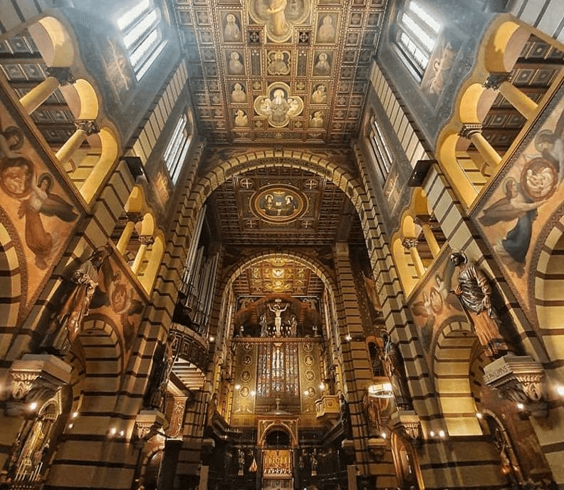 Interior de uma igreja católica